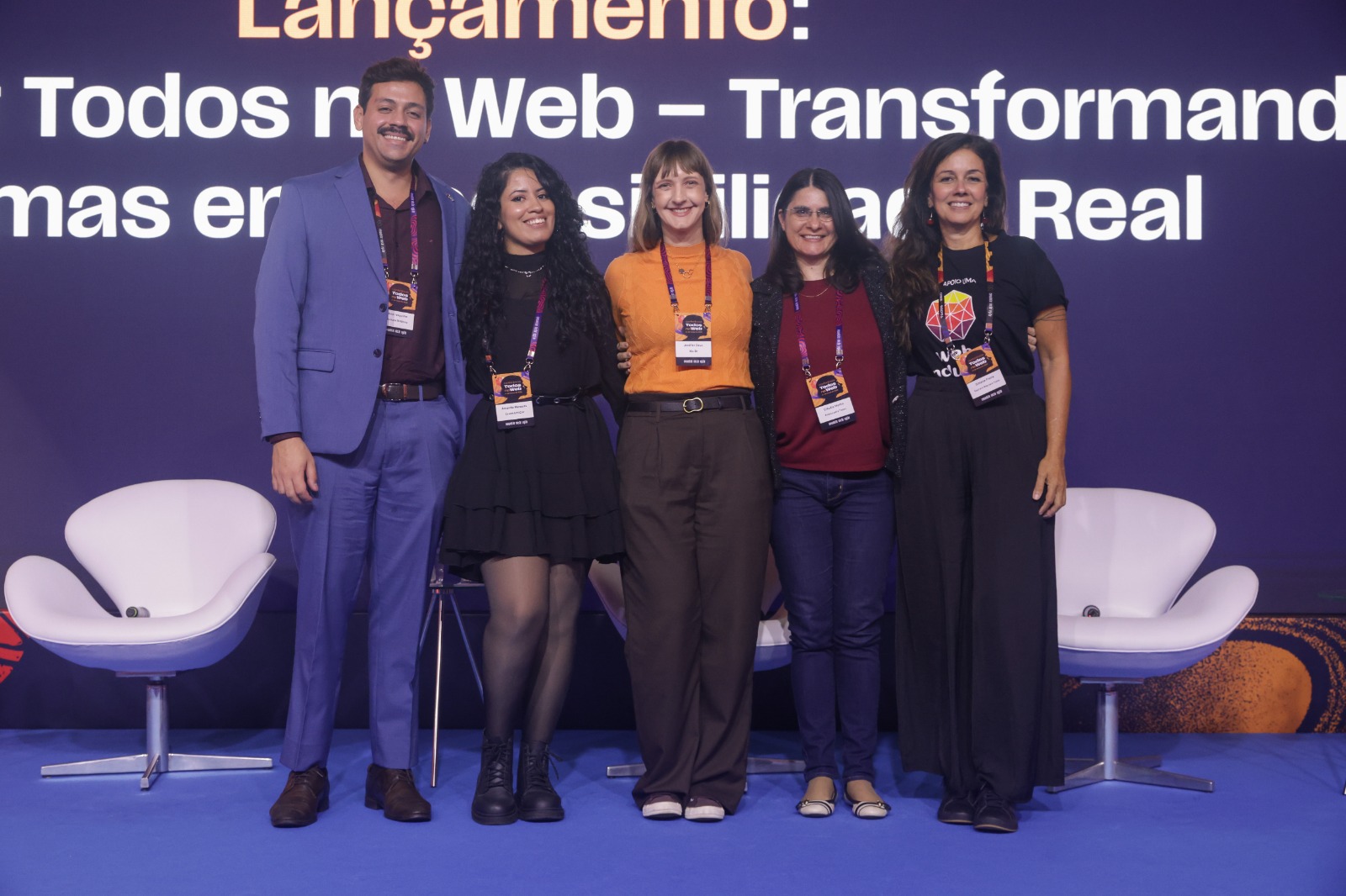 Gabriel Izaguirre, Amanda Marques, Jeniffer Deus, Cláudia Nascimento e Simone Freire em frente ao palco no lançamento do podcast Todos na Web.