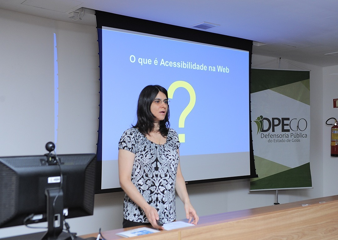 Cláudia Nascimento fala sobre o que é acessibilidade no auditório da Defensoria Pública de Goiás.