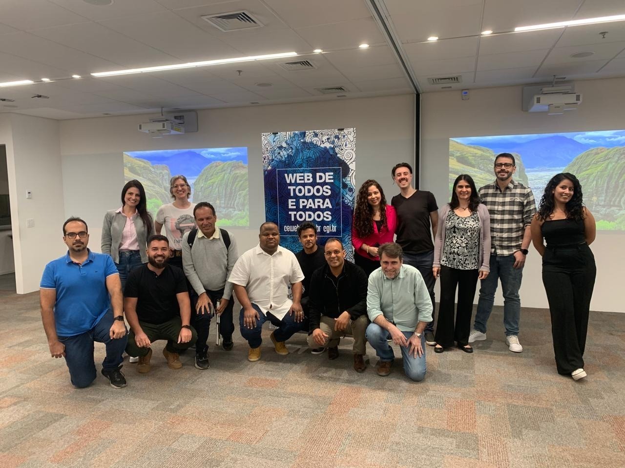 Foto da equipe do Comitê ABNT em frente a um painel que diz: Web de todos e para todos